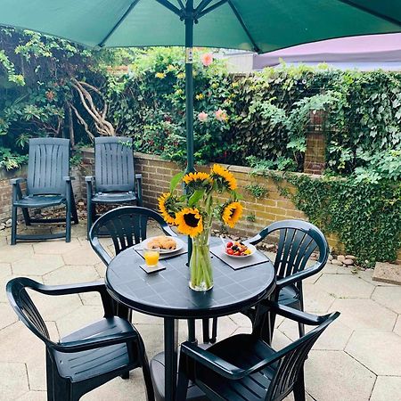 Spacious House, Free Parking & Patio Garden ฟาร์แนม ภายนอก รูปภาพ