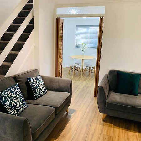 Spacious House, Free Parking & Patio Garden ฟาร์แนม ภายนอก รูปภาพ