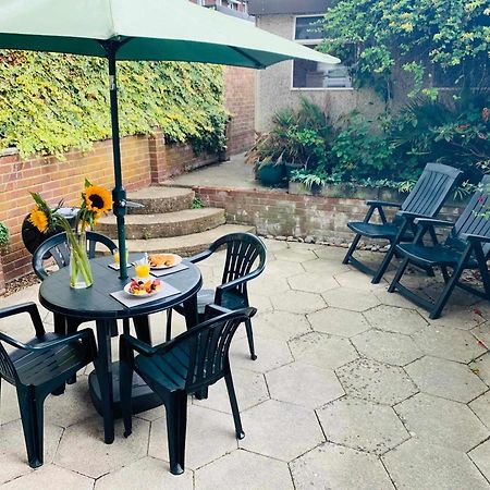 Spacious House, Free Parking & Patio Garden ฟาร์แนม ภายนอก รูปภาพ