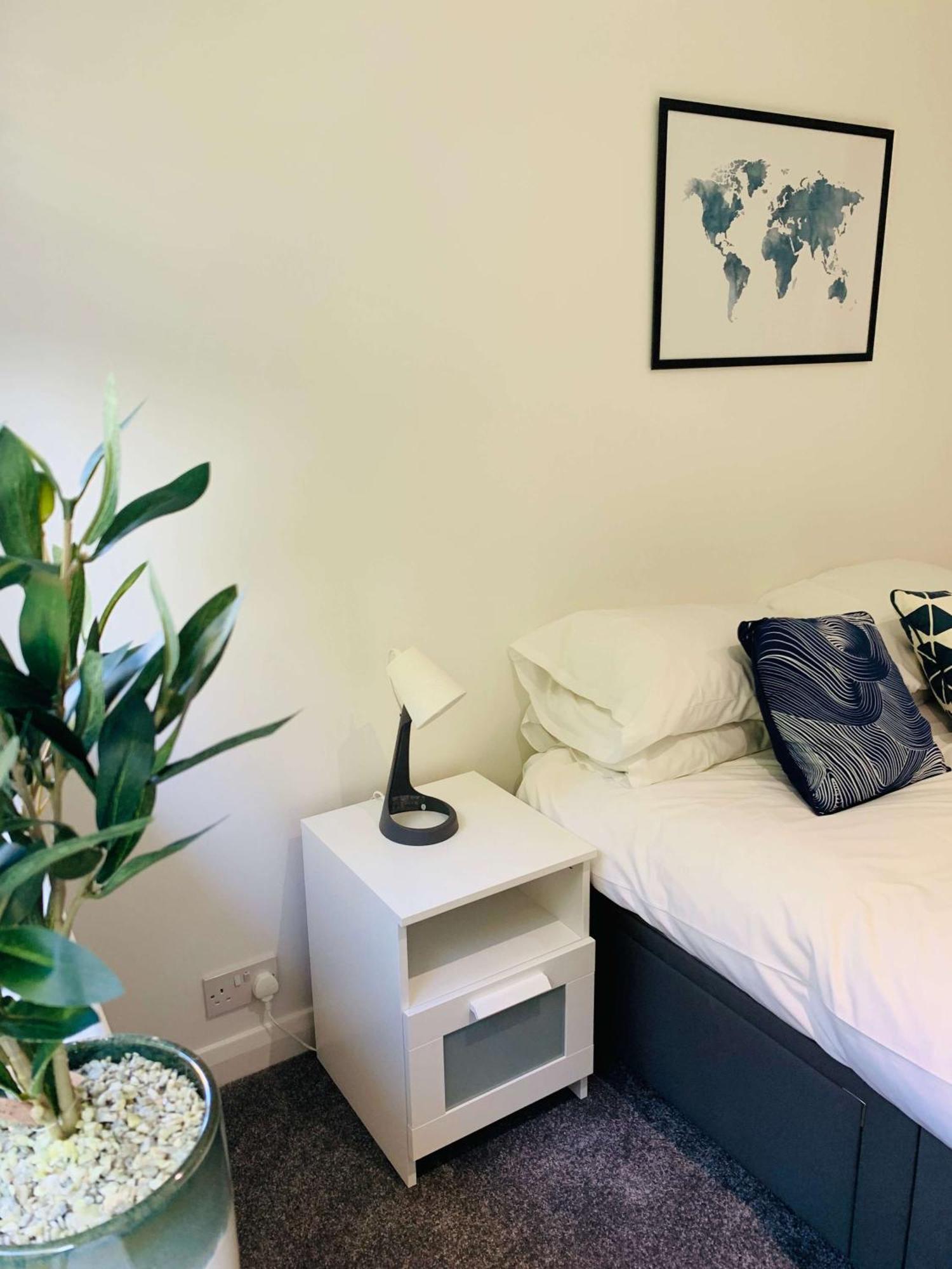 Spacious House, Free Parking & Patio Garden ฟาร์แนม ภายนอก รูปภาพ