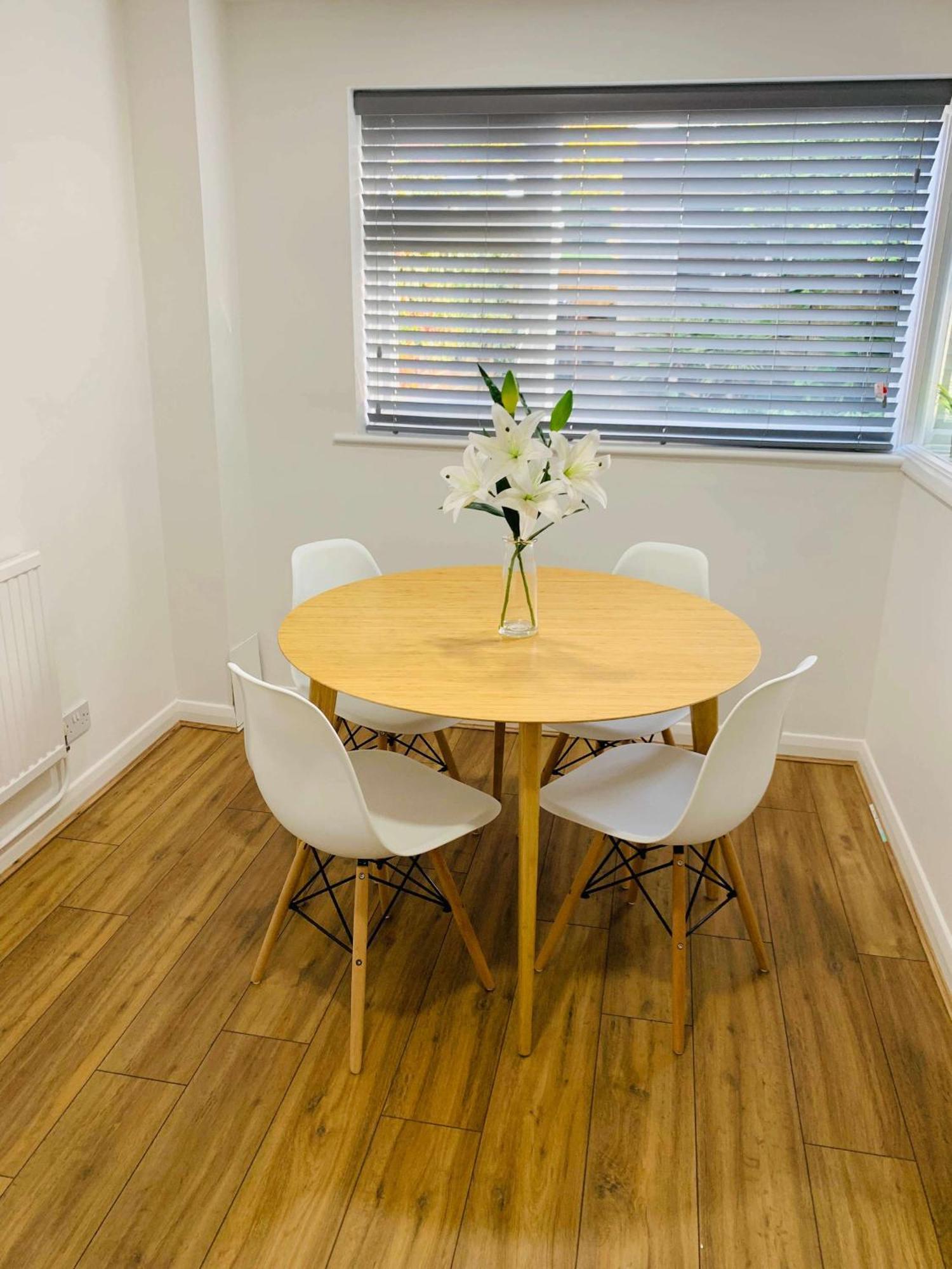 Spacious House, Free Parking & Patio Garden ฟาร์แนม ภายนอก รูปภาพ