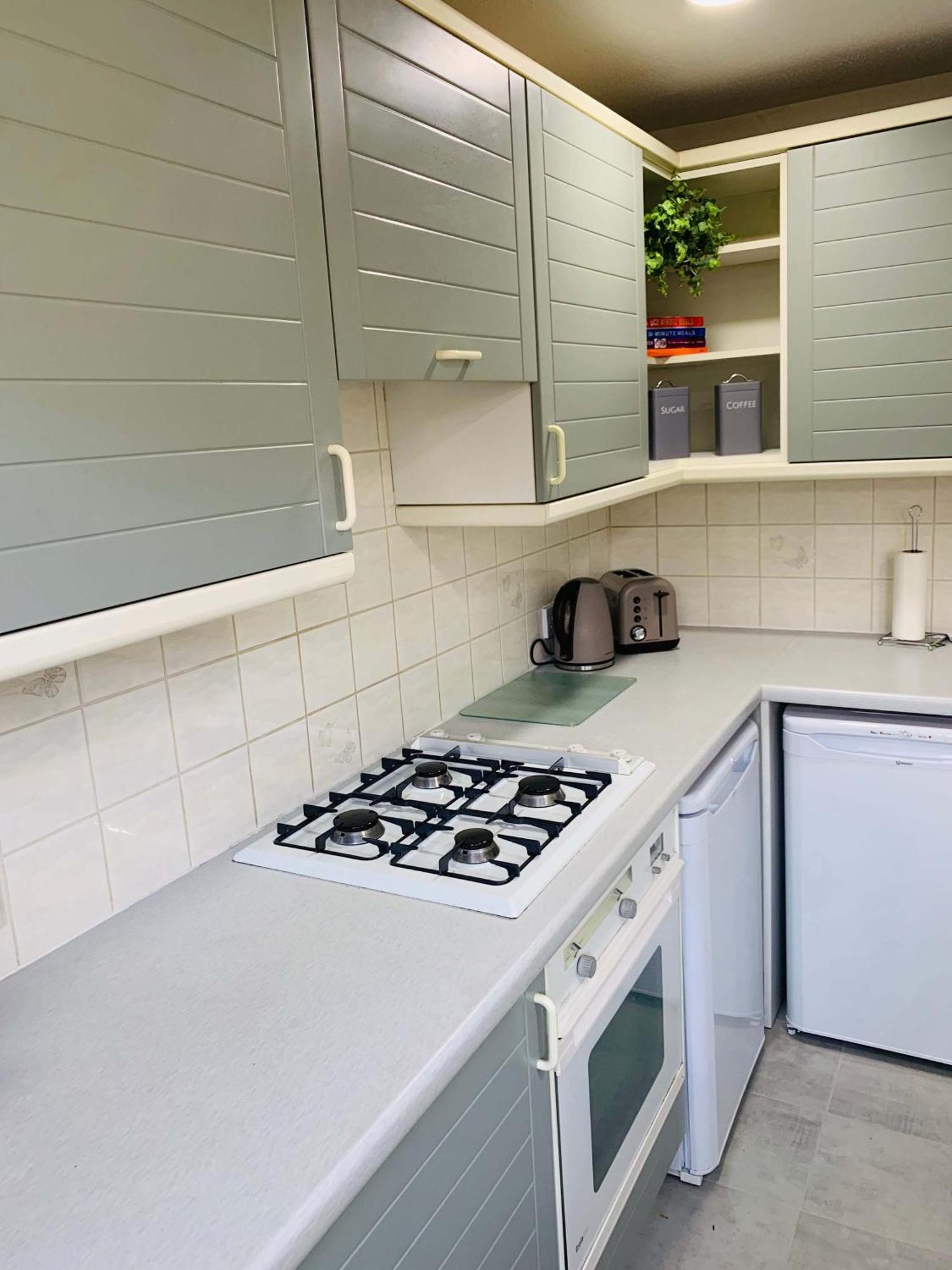 Spacious House, Free Parking & Patio Garden ฟาร์แนม ภายนอก รูปภาพ