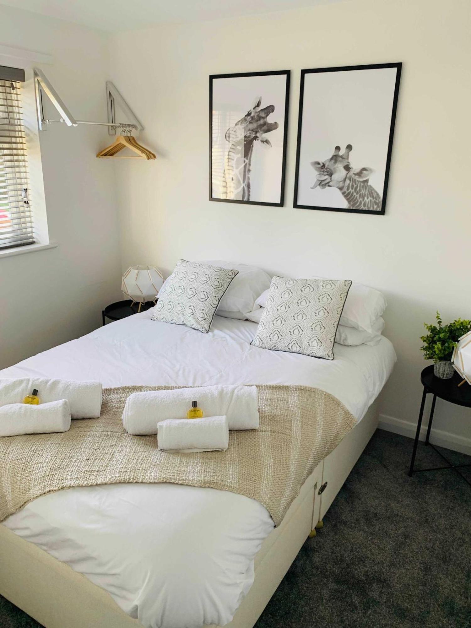 Spacious House, Free Parking & Patio Garden ฟาร์แนม ภายนอก รูปภาพ