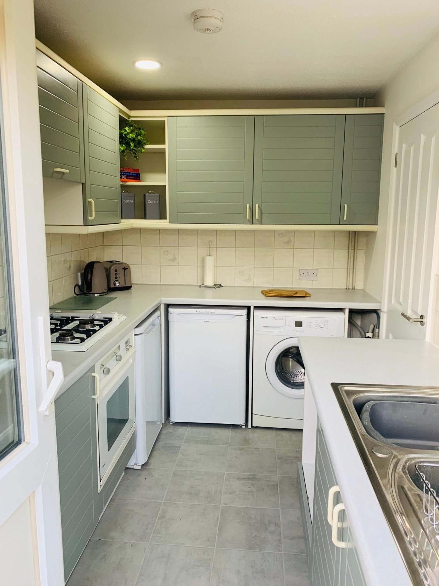 Spacious House, Free Parking & Patio Garden ฟาร์แนม ภายนอก รูปภาพ