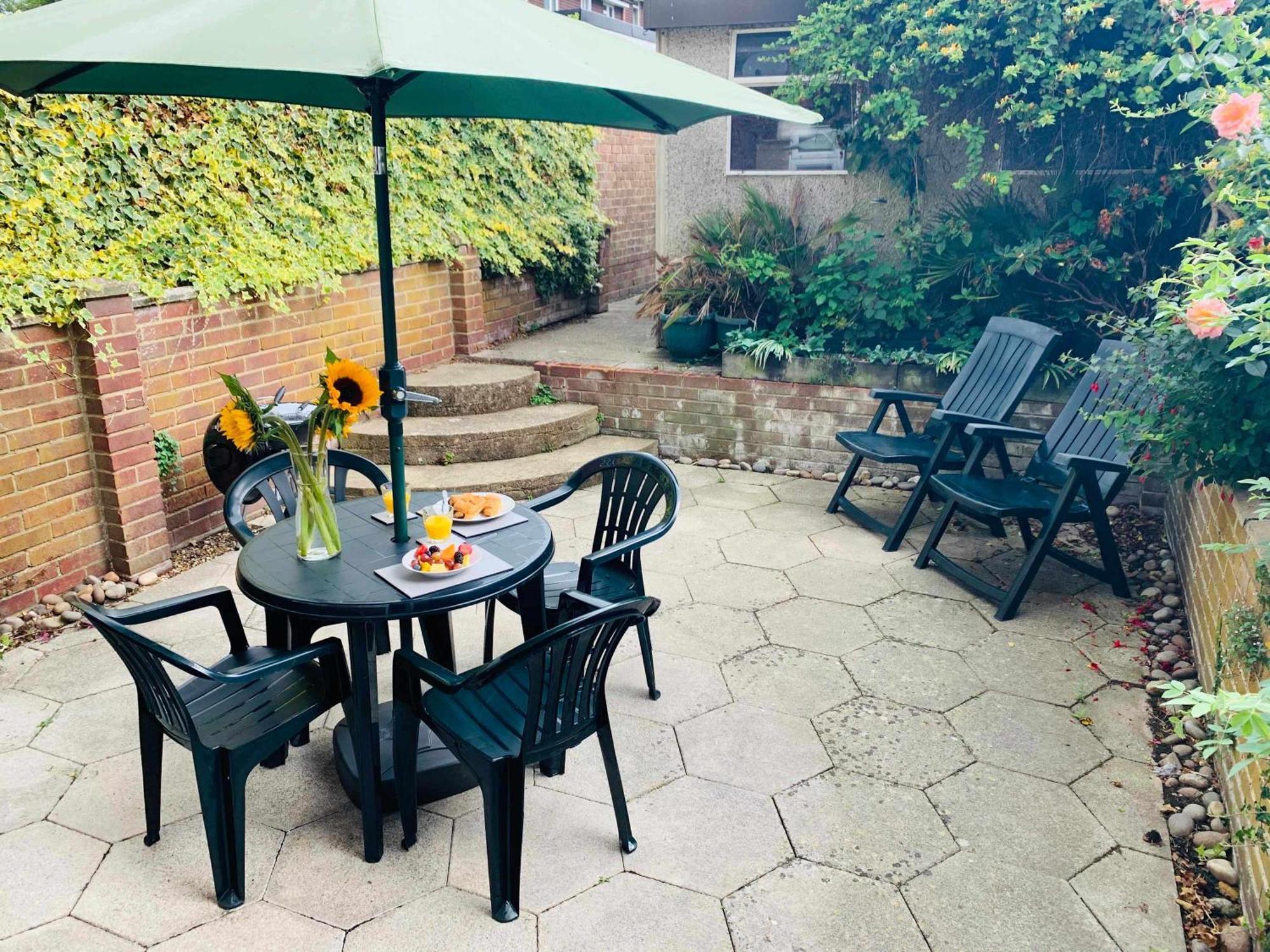 Spacious House, Free Parking & Patio Garden ฟาร์แนม ภายนอก รูปภาพ